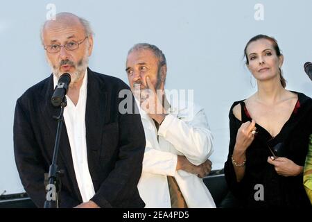 Der französische Regisseur Bertrand Blier (L) hält seine Rede als Regisseur Jean-Claude Carriere und die Schauspielerin Carole Bouquet Listen auf dem Festival 'A Director in the City', das am 2. August 2005 in Nimes, Südfrankreich, im Rahmen einer besonderen Hommage an Bertrand Blier und seinen Vater stattfand, Der verstorbene Schauspieler Bernard Blier. Foto von Gerald Holubowicz/ABACAPRESS.COM. Stockfoto