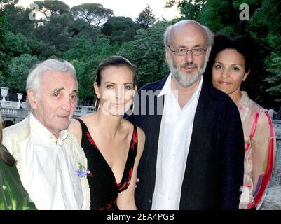 (L-R) der französische Sänger und Schauspieler Charles Aznavour, die Schauspielerin Carole Bouquet und der Regisseur Bertrand Blier kommen mit seiner Frau zum Festival "A Director in the City", das am 2. August 2005 im südfranzösischen Nimes im Rahmen einer besonderen Hommage an Bertrand Blier und seinen Vater stattfand, Der verstorbene Schauspieler Bernard Blier. Foto von Gerald Holubowicz/ABACAPRESS.COM. Stockfoto