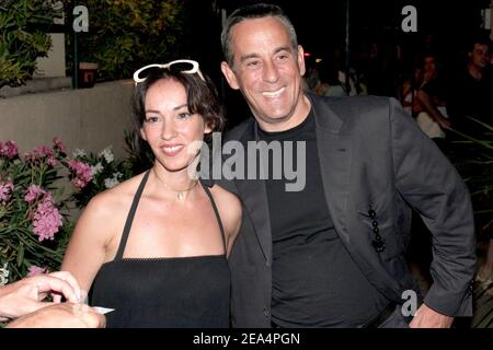 Der französische TV-Moderator und Produzent Thierry Ardisson und seine Frau Beatrice besuchen das Konzert von Arielle Dombasle während der Ausgabe 21st des Festival de Ramatuelle, dem jährlichen Theaterfestival, das am 4. August 2005 in Ramatuelle bei Saint-Tropez, Südfrankreich, stattfindet. Foto von Benoit Pinguet/ABACAPRESS.COM. Stockfoto