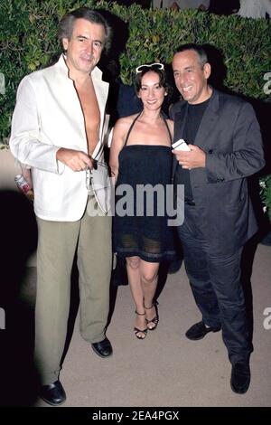 Der französische Philosoph Bernard-Henri Levy (L) und der französische TV-Moderator und Produzent Thierry Ardisson mit seiner Frau Beatrice besuchen das Konzert von Arielle Dombasle während der Ausgabe 21st des Festival de Ramatuelle, dem jährlichen Theaterfestival, das am 4. August 2005 in Ramatuelle bei Saint-Tropez in Südfrankreich stattfindet. Foto von Benoit Pinguet/ABACAPRESS.COM. Stockfoto