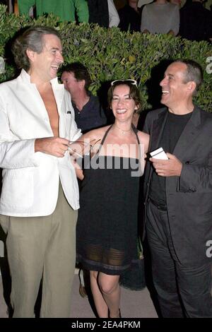 Der französische Philosoph Bernard-Henri Levy (L) und der französische TV-Moderator und Produzent Thierry Ardisson mit seiner Frau Beatrice besuchen das Konzert von Arielle Dombasle während der Ausgabe 21st des Festival de Ramatuelle, dem jährlichen Theaterfestival, das am 4. August 2005 in Ramatuelle bei Saint-Tropez in Südfrankreich stattfindet. Foto von Benoit Pinguet/ABACAPRESS.COM. Stockfoto