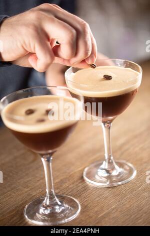 Espresso martini Wodka Kurzgetränk als Kaffeecocktail inklusive Kaffeelikör und Vanillesirup. Stockfoto