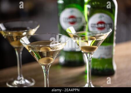 Dry Martini Short Drink Cocktail mit Gin, trockenem Wermut und einer Olivgarnierung. Stockfoto