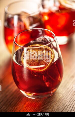 Negroni Classic Cocktail und Gin Short Drink mit süßem Wermut, rotem Bitterlikör und getrockneter Orange garniert. Stockfoto