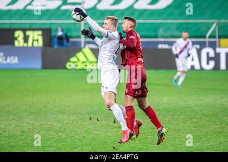 Vladislavs Gutkovskis von Rakow und Mateusz Wieteska von Legia sind während des polnischen PKO Ekstraklasa League-Spiels zwischen Legia Warszawa und Rakow Czestochowa im Marschall Jozef Pilsudski Legia Warsaw Municipal Stadium in Aktion zu sehen.(Endstand; Legia Warszawa 2:0 Rakow Czestochowa) Stockfoto