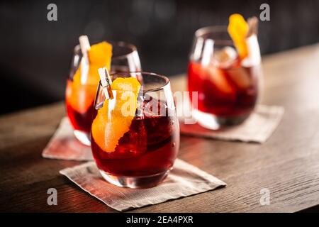 Negroni Classic Cocktail und Gin Short Drink mit süßem Wermut, rotem Bitterlikör und getrockneter Orange garniert. Stockfoto