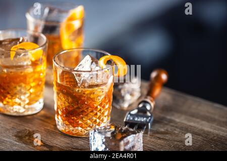 Altmodisches Rum-Getränk auf Eis mit Orangenschale. Stockfoto