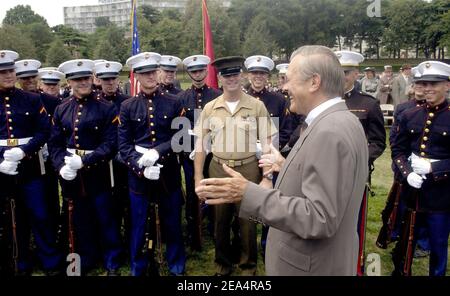 Verteidigungsminister Donald H. Rumsfeld (R) trifft sich am 8. August 2005 mit US-Marineinfanteristen in Arlington, VA., USA, am Set während der Dreharbeiten zum Zweiten Weltkrieg-Epic-Film "Flags of Our Fathers", der sich auf die Schlacht von Iwo Jima konzentriert. Die Schlacht von 1945 wird für immer nicht nur aufgrund der Tatsache, dass es ein Wendepunkt im Zweiten Weltkrieg war, sondern wegen des bleibenden Bildes der US-Soldaten, die die amerikanische Flagge auf dem Berg Suribachi. Foto von US Air Force Tech. Sgt. Kevin J. Grünwald/DoD über ABACAPRESS.COM. Stockfoto