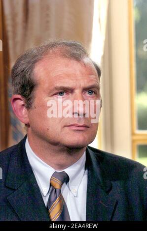 Der französische Industrieminister Francois Loos kündigte am 16. August 2005 auf einer Pressekonferenz im Hotel Matignon in Paris, Frankreich, die neuen Maßnahmen der Regierung als Reaktion auf die hohen Ölpreise an. Foto von Bruno Klein/ABACAPRESS.COM. Stockfoto