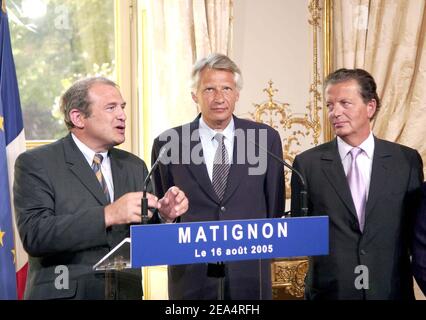 Der französische Industrieminister Francois Loos spricht während der Pressekonferenz, während Premierminister Dominique de Villepin (C) und der Minister für Verkehr, Hauptwerke, Tourismus und maritime Angelegenheiten Dominque Perben auf einer Pressekonferenz zuhören, um die neuen Maßnahmen der Regierung als Reaktion auf die hohen Ölpreise bekannt zu geben. Im Hotel Matignon in Paris, Frankreich, am 16. August 2005. Foto von Bruno Klein/ABACAPRESS.COM. Stockfoto