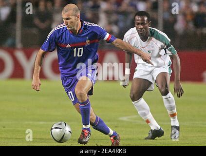 Der französische Mittelfeldspieler Zinedine Zidane, der ein Jahr nach der Bekanntgabe seines internationalen Ruhestands während des Freundschaftsspiels Frankreich gegen die Elfenbeinküste am 17. August 2005 im Mosson-Stadion in Montpellier, Südfrankreich, für Frankreich spielt. Frankreich gewann 3-0. Foto von Patrick Bernard/CAMELEON/ABACAPRESS.COM. Stockfoto