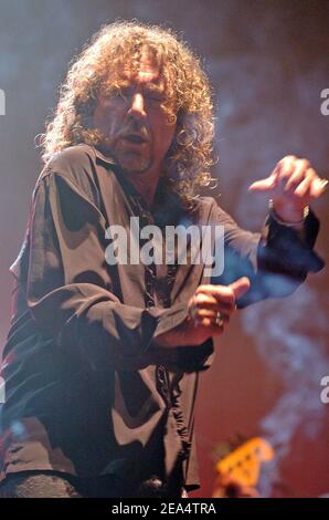 US-Rockstar Robert Plant tritt am 26. August 2005 auf der Bühne des Musikfestivals "Rock en seine" in Saint-Cloud bei Paris auf. Foto von Bruno Klein/ABACAPRESS.COM. Stockfoto