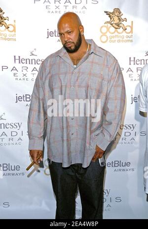 DIE US-Rapperin Marion Suge Knight kommt am 27. August 2005 bei der Kanye West Pre-VMA Party im Shore Club in Miami Beach, FL, USA an. Knight wurde später in das Bein im Club geschossen. Foto: Darryl Nobles/ABACAPRESS.COM Stockfoto