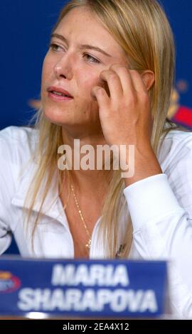 Die russische Maria Sharapova reagiert auf ihre Pressekonferenz, nachdem sie am 3rd Mittwoch, den 31. August 2005, zur Runde der US Open 2005 in Flushing Meadows, New York, vorgeradet war. Foto von Nicolas Khayat/ABACAPRESS.COM. Stockfoto