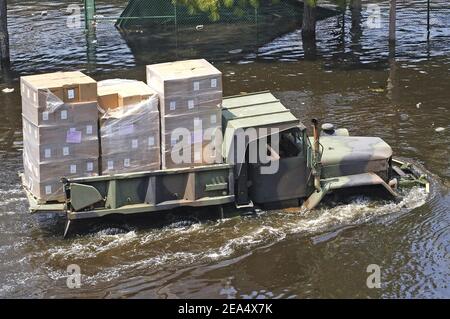 Ein Mehrzweckfahrzeug der Nationalgarde bringt am 31. August 2005 Vorräte zum Super Dome in der Innenstadt von New Orleans, LA. Zehntausende von Vertriebenen suchten vor, während und nach dem Hurrikan Katrina Schutz vor der Kuppel, wurden aber gezwungen, sich zu evakuieren, da die Überschwemmungsgewässer in der gesamten Region weiter ansteigen. Foto von Jeremy L. Grisham/USN via ABACAPRESS.COM Stockfoto