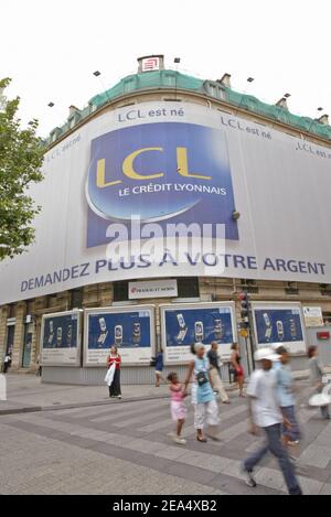 Das neue Logo LCL auf den Champs-Elysees, Paris, Frankreich, am 1. September 2005. Der 'Credit Lyonnais' ändert seinen Namen und wird zum 'LCL'. Foto von Mehdi Taamallah/ABACAPRESS.COM Stockfoto