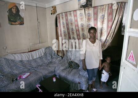 Innenansicht eines heruntergekommenen Gebäudes, das afrikanische Einwanderer in Paris, Frankreich, am 31. August 2005 beherbergt. Zwei Blazes, die mindestens 24 Menschen in heruntergekommenen Gebäuden töteten, haben sich in eine öffentliche Debatte über Wohnungen für die Armen und das Vorgehen der Regierung gegen illegale Staatsangehörige gesprengt. Foto von Mousse/ABACAPRESS.COM Stockfoto