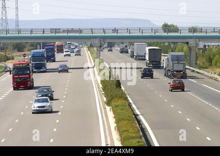 Gesamtansicht des Autobahnnetzes Südfrankreich ASF (Autoroute du Sud de la France) in Salon de Provence, Südfrankreich, am 31. August 2005. Der Montag war der letzte Tag für Bieter, die sich für den Kauf eines von drei staatlichen französischen Autobahnmautunternehmen interessieren, ein Verkauf, der von einigen Politikern angeprangert wurde, die behaupten, dass die Regierung einen Teil Frankreichs verkauft, vielleicht an Ausländer. Foto von Gerald Holubowicz/ABACAPRESS.COM Stockfoto