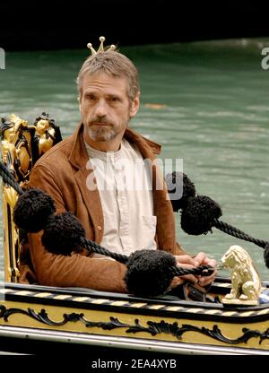 Das Cast-Mitglied Jeremy Irons kommt in einer traditionellen Gondel an, um am 3. September 2005 beim Mostra Venice Film Festival 62nd in Venedig, Italien, die Fotozelle "Casanova" zu besuchen. Foto von Lionel Hahn/ABACAPRESS.COM Stockfoto