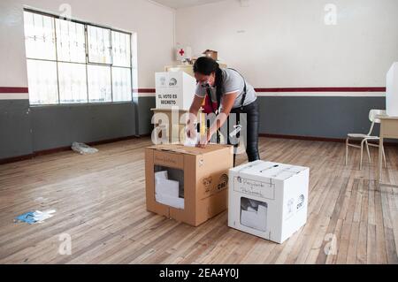 Quito, Ecuador. Februar 2021, 07th. Eine Wählerin stimmt bei den Präsidentschaftswahlen ab. Mehr als 13 Millionen Menschen wurden am 07. Februar 2021 berufen, um das neue Staatsoberhaupt des südamerikanischen Landes und die Abgeordneten der Nationalversammlung zu wählen. Quelle: Juan Diego Montegro/dpa/Alamy Live News Stockfoto