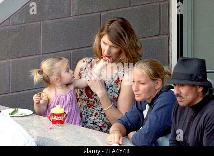 Steffi Graf und ihre Tochter Jaz Elle Agassi unterstützen Andre Agassi bei seinem 3rd-Runden-Matchup beim US Open Tennisturnier 2005, das am Samstag, 3. September 2005 im Arthur Ashe Stadium in Flushing Meadows, New York, stattfand.Foto von Nicolas Khayat/ABACAPRESS.COM. Stockfoto