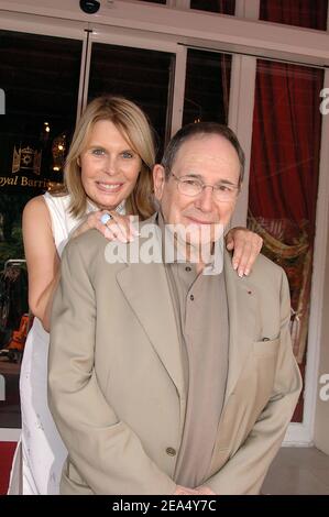 EXKLUSIV. Der französische Schauspieler und Regisseur Robert Hossein und seine Frau Schauspielerin Candice Patou posieren für unseren Fotografen im Rahmen des American Film Festival 31st in Deauville, Frankreich am 4. September 2005. Foto von Denis Guignebourg/ABACAPRESS.COM Stockfoto