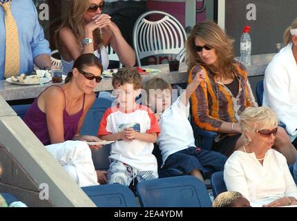 Steffi Graf und ihr Sohn Jaden Gil Agassi unterstützen Andre Agassi bei seinem 4th-Runden-Matchup beim 2005 US Open Tennisturnier, das am Montag, den 5. September 2005 im Arthur Ashe Stadium in Flushing Meadows, New York, stattfand. Foto von Nicolas Khayat/ABACAPRESS.COM Stockfoto