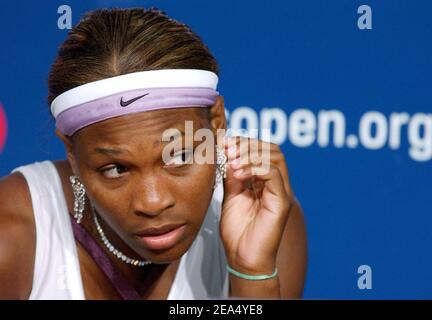 Die US-amerikanische Serena Williams reagiert auf ihre Pressekonferenz, nachdem sie am 4th Dienstag, den 30. August 2005, in Flushing Meadows, New York, bei der US Open 2005 von ihrer Schwester Venus verdrängt wurde. Foto von Nicolas Khayat/ABACAPRESS.COM Stockfoto