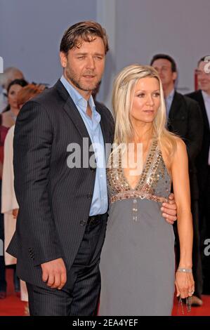 'Russell Crowe und seine Frau Danielle Spencer nehmen an der Vorführung von ''Cinderella man'' Teil. Venedig, Italien, 5th. September 2005. Foto von Lionel Hahn/ABACAPRESS.COM' Stockfoto