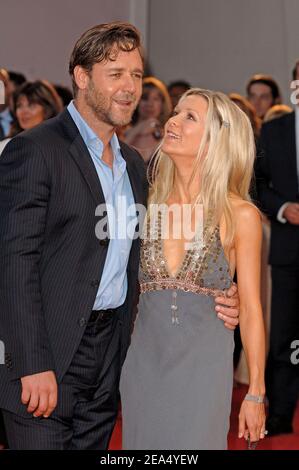 'Russell Crowe und seine Frau Danielle Spencer nehmen an der Vorführung von ''Cinderella man'' Teil. Venedig, Italien, 5th. September 2005. Foto von Lionel Hahn/ABACAPRESS.COM' Stockfoto