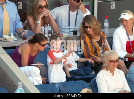 Steffi Graf und ihr Sohn Jaden Gil Agassi unterstützen Andre Agassi bei seinem 4th-Runden-Matchup beim 2005 US Open Tennisturnier, das am Montag, den 5. September 2005 im Arthur Ashe Stadium in Flushing Meadows, New York, stattfand. Foto von Nicolas Khayat/ABACAPRESS.COM Stockfoto