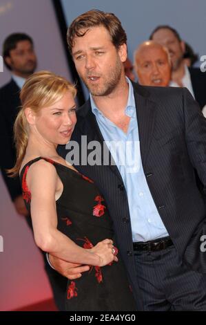 Renee Zellweger und Russell Crowe nehmen an der Vorführung von ''Cinderella man'' Teil. Venedig, Italien, 5th. September 2005. Foto von Lionel Hahn/ABACAPRESS.COM' Stockfoto