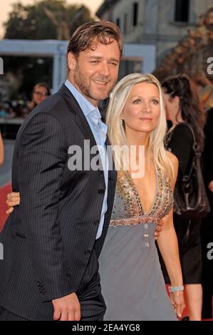 'Russell Crowe und seine Frau Danielle Spencer nehmen an der Vorführung von ''Cinderella man'' Teil. Venedig, Italien, 5th. September 2005. Foto von Lionel Hahn/ABACAPRESS.COM' Stockfoto