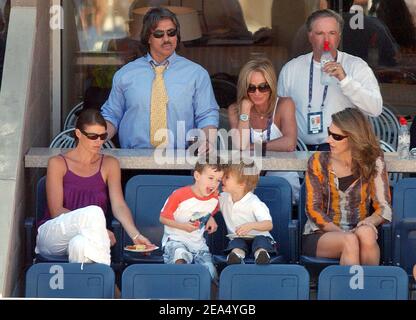Steffi Graf und ihr Sohn Jaden Gil Agassi unterstützen Andre Agassi bei seinem 4th-Runden-Matchup beim 2005 US Open Tennisturnier, das am Montag, den 5. September 2005 im Arthur Ashe Stadium in Flushing Meadows, New York, stattfand. Foto von Nicolas Khayat/ABACAPRESS.COM Stockfoto