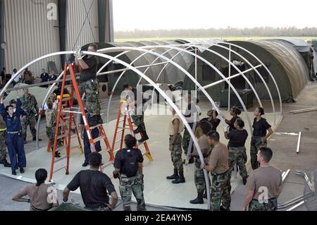 Mitarbeiter der US-Marine, die dem Casualty Receiving and Treatment Ship Team Eight (CRTS-8) aus dem Naval Hospital Jacksonville, Florida, zugewiesen sind, unterstützen Reservisten der Armee und der Luftwaffe bei der Einrichtung eines Feldlazaretts an Bord der Naval Air Station Joint Reserve Base New Orleans. Die Ablösung vom Naval Hospital Jacksonville nahm am 5. September 2005 an Bord des amphibischen Sturmschiffs USS Bataan (LHD 5) an Bord, um an den Hilfsmaßnahmen des Hurrikans Katrina entlang der Golfküste der Vereinigten Staaten in New Orleans, LA, mitzuwirken. Foto von Jeremy L. Grisham/USN via ABACAPRESS.COM Stockfoto