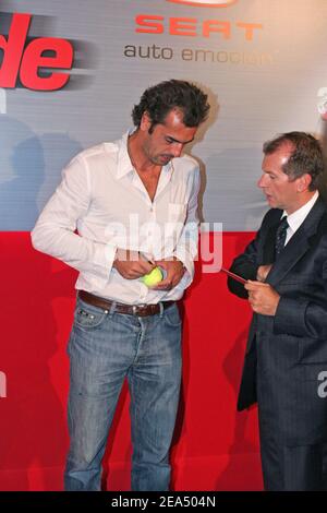 Der ehemalige französische Tennisspieler Cedric Pioline unterzeichnet am 7. September 2005 während der Seat Leon Launch Party 'Les Etoiles du Stade' im Club L'Etoile in Paris, Frankreich, ein Autogramm. Foto von Benoit Pinguet/ABACAPRESS.COM. Stockfoto