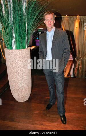 Der französische TV-Moderator Alexandre Delperier posiert während der Seat Leon Launch Party 'Les Etoiles du Stade' im Club L'Etoile in Paris, Frankreich, am 7. September 2005. Foto von Benoit Pinguet/ABACAPRESS.COM. Stockfoto