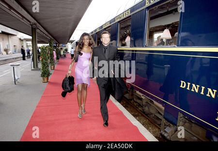 Der französische Schauspieler Samuel Le Bihan und seine Freundin Daniela Beye am 8. September 2005 in Paris, Frankreich, mit dem Orient Express-Zug zum Schloss Vaux-le-Vicomte, um an der Oper "La Traviata" unter der Regie von Henri-Jean Servat teilzunehmen. Foto von Laurent Zabulon/Co Prod Alamo/ABACAPRESS.COM. Stockfoto