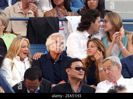 Modedesigner Ralph Lauren und seine Frau Ricky unterstützen zusammen mit seiner Tochter Dylan Lauren, seinem Sohn David Lauren und seiner Freundin Lauren Bush Andre Agassi beim Finale seiner Herren beim US Open Tennisturnier 2005 im Arthur Ashe Stadium in Flushing Meadows, New York, Am Sonntag, 11. September 2005. Foto von Nicolas Khayat/CAMELEON/ABACAPRESS.COM. Stockfoto