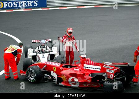 Der deutsche Pilot Michael Schumacher (Ferrari) stürzte am 11. September 2005 beim Formel 1 Grand Prix auf der Rennstrecke in Spa Francorchamps, Belgien, durch den Japaner Takuma Sato (Bar Honda). Foto von Thierry Gromik/ABACAPRESS.COM Stockfoto