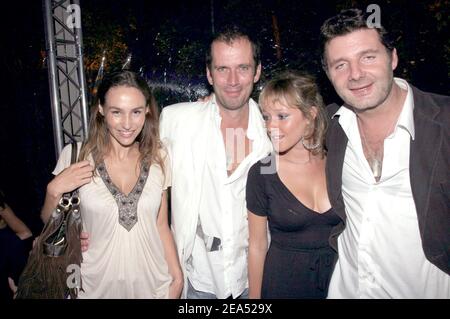 Die französische Schauspielerin Vanessa Demouy und ihr Ehemann, Humorist Philippe Lellouche, Christian Vadim mit seiner Freundin besuchen Thierry Mugler neue Parfüm 'Alien' Party in 'LEtoile' in Paris, Frankreich am 15. september 2005. Foto von Benoit Pinguet/ABACAPRESS.COM. Stockfoto