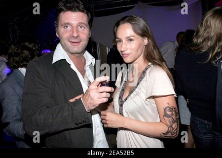 Die französische Schauspielerin Vanessa Demouy und ihr Ehemann, der Humorist Philippe Lellouche, besuchen Thierry Mugler am 15. september 2005 die neue Parfüm-Party 'Alien' bei 'LEtoile' in Paris, Frankreich. Foto von Benoit Pinguet/ABACAPRESS.COM. Stockfoto