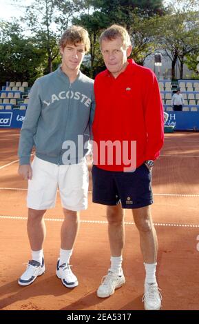 Der französische TV-Anker Patrick Poivre d'Arvor posiert mit dem französischen Tennismann Richard Gasquet auf dem zweiten Lagardere Turnier in Paris, Frankreich am 17. September 2005. Foto von Medhi Taamallah/ABACAPRESS.COM. Stockfoto