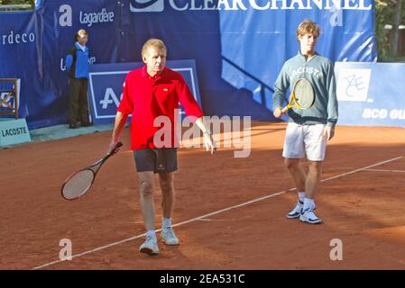 Der französische TV-Anker Patrick Poivre d'Arvor mit dem französischen Tennisspieler Richard Gasquet spielt am 17. September 2005 beim zweiten Lagardere-Turnier in Paris, Frankreich, Tennis. Foto von Medhi Taamallah/ABACAPRESS.COM Stockfoto