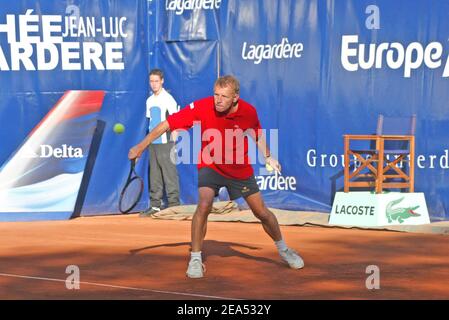 Der französische TV-Anker Patrick Poivre d'Arvor spielt Tennis auf dem zweiten Lagardere Turnier in Paris, Frankreich am 17. September 2005. Foto von Medhi Taamallah/ABACAPRESS.COM Stockfoto