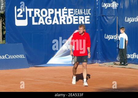 Der französische TV-Anker Patrick Poivre d'Arvor spielt Tennis auf dem zweiten Lagardere Turnier in Paris, Frankreich am 17. September 2005. Foto von Medhi Taamallah/ABACAPRESS.COM Stockfoto