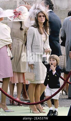 Die britische Schauspielerin und Model Elizabeth Hurley und ihr Freund Arun Nayar mit ihrem Sohn Damian besuchen am 17. September 2005 die Hochzeit von Delphine Arnault und Alessandro Gancia in Bazas, Südwestfrankreich. Foto von ABACAPRESS.COM. Stockfoto