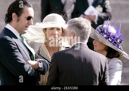 Die spanische Infantin Elena und ihr Mann Jaime de Marichalar nehmen am 17. September 2005 an der Hochzeit von Delphine Arnault und Alessandro Gancia in Bazas, Südwest-Frankreich, Teil. Foto von ABACAPRESS.COM Stockfoto