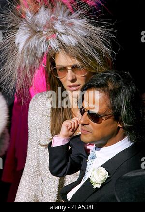 Die britische Schauspielerin und Model Elizabeth Hurley und ihr Freund Arun Nayar mit ihrem Sohn Damian besuchen am 17. September 2005 die Hochzeit von Delphine Arnault und Alessandro Gancia in Bazas, Südwestfrankreich. Foto von ABACAPRESS.COM. Stockfoto