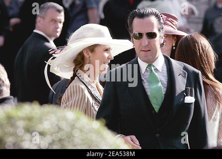 Die spanische Infantin Elena und ihr Mann Jaime de Marichalar nehmen am 17. September 2005 an der Hochzeit von Delphine Arnault und Alessandro Gancia in Bazas, Südwest-Frankreich, Teil. Foto von ABACAPRESS.COM Stockfoto